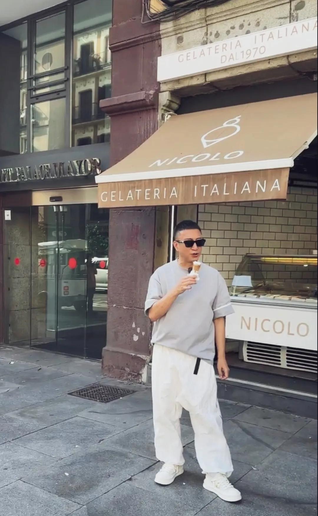 孙红雷现身西班牙马德里街头，寸头发型，戴着墨镜。灰色体恤白色吊裆裤，这身行头不错