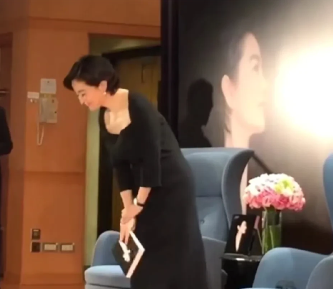 真的大明星，鞠躬从来都不捂。 女星们基本都有一个标志性的动作，那就是捂胸，走路时