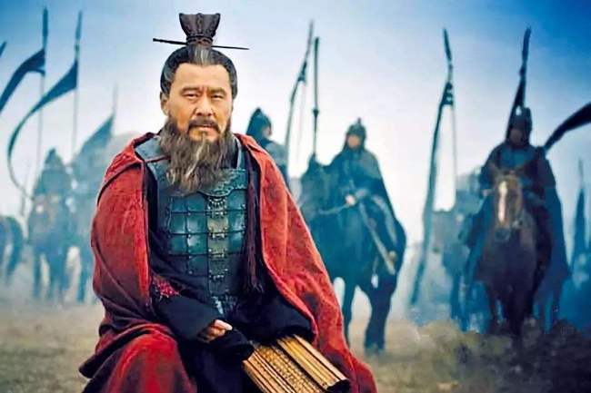 曹操屠徐州的来龙去脉:
曹操出身于官宦之家。他的父亲曹嵩曾位列三公，职务太尉。不