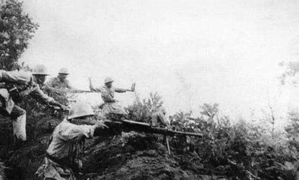 1951年，抗美援朝战役，彭德怀命蔡长元以死抗敌，谁知蔡长元转头就下令解散军队，