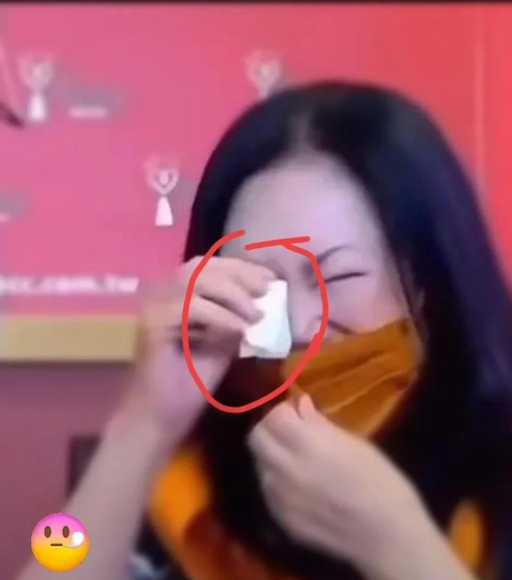 曲线妈一直纠缠着汪小菲要钱，



真相往往藏在细节里，今天我才恍然大悟，大S的