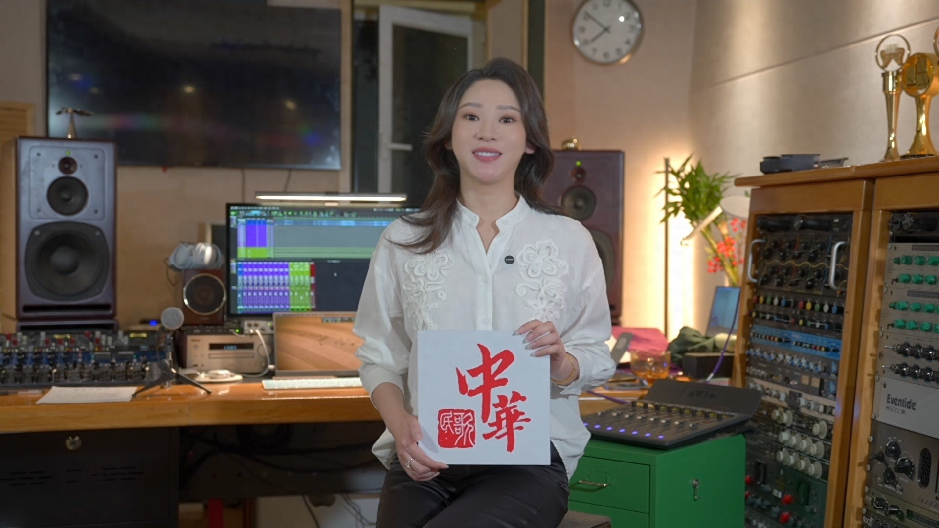 以歌为媒，礼赞信仰，歌唱家林婉露《最美中国红》引发精神共鸣