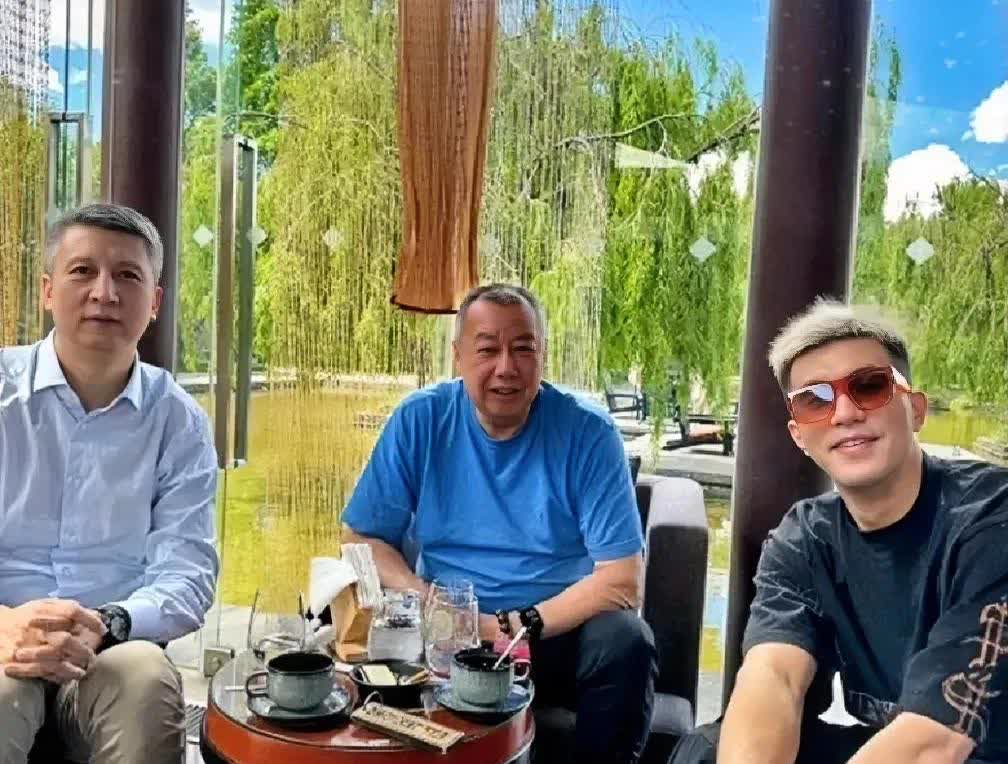郭仕强（左）中国男篮主教练，带领中国男篮在亚洲杯上，获得亚军的好成绩，执教能力受