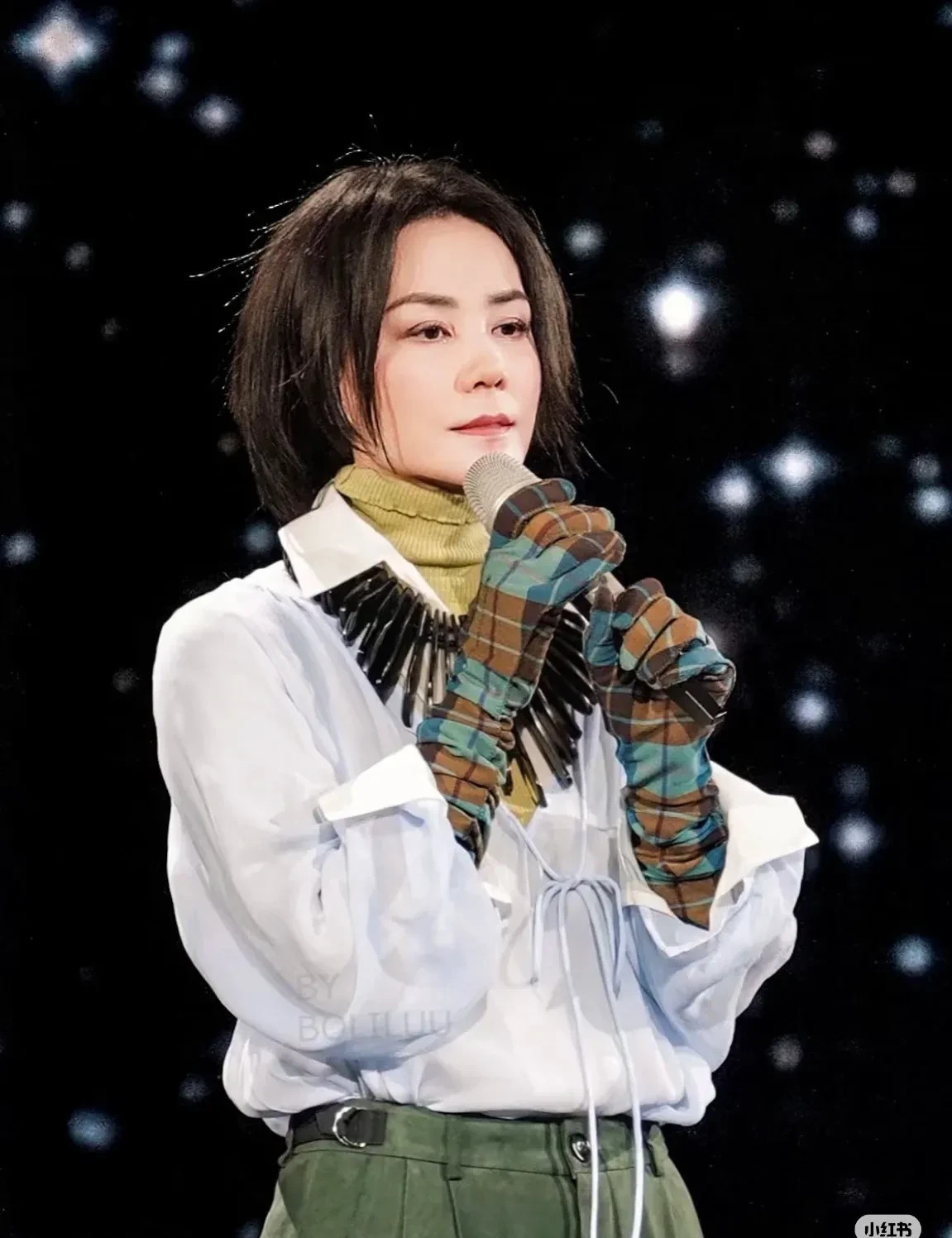 王菲春晚戴手套原因











天后王菲春晚戴手套，惊呆众人！大家都在
