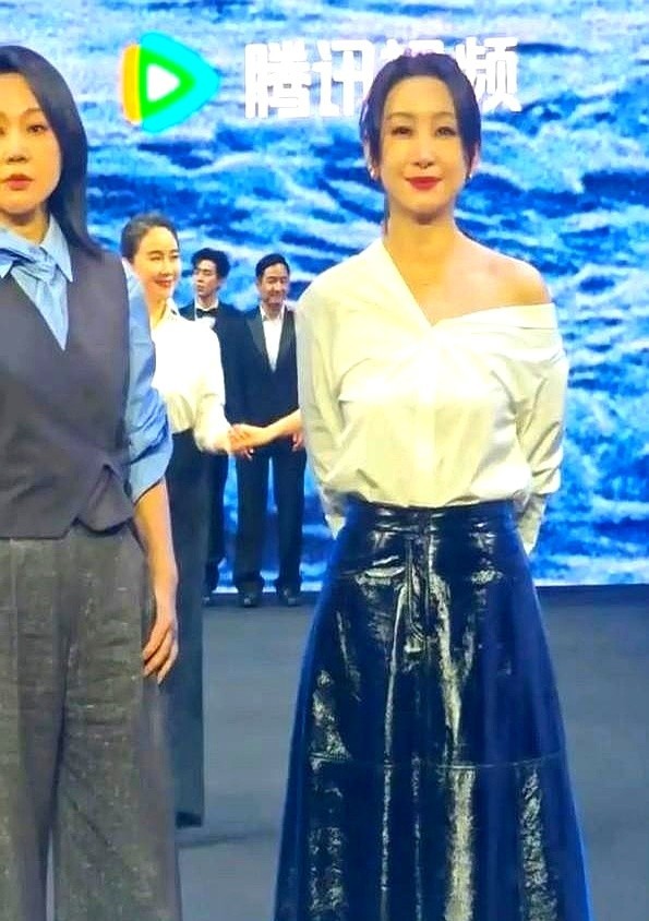 左小青这次赢麻了，胸口那边也太鼓了，难怪她那么昂首挺胸、自信满满！

这身材