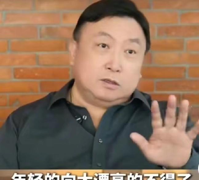 王晶评价向太，这个女人太不简单了。向太年轻的时候漂亮得不得了。能力非常强，情商非