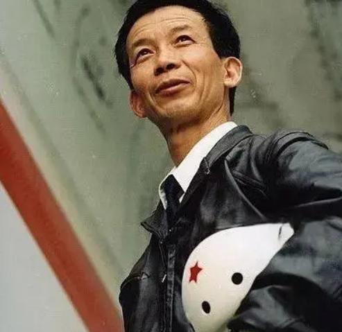 1996年，我国试飞员邹延龄出国交付飞机，当天晚宴上，一位外籍美女在他耳边轻声说