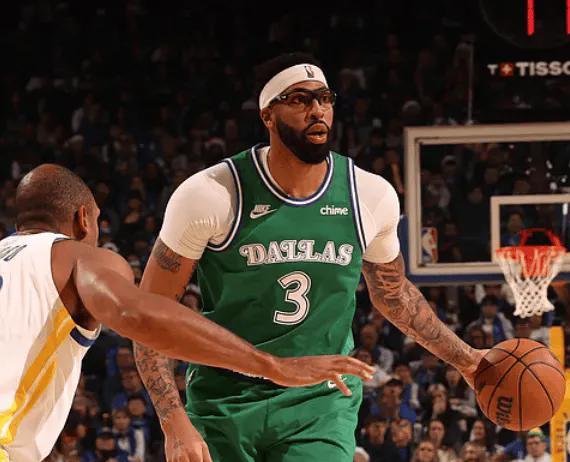 重磅！这是是真的在谈了。
Haynes：勇士正考虑交易得到戴维斯，可能要第三方球