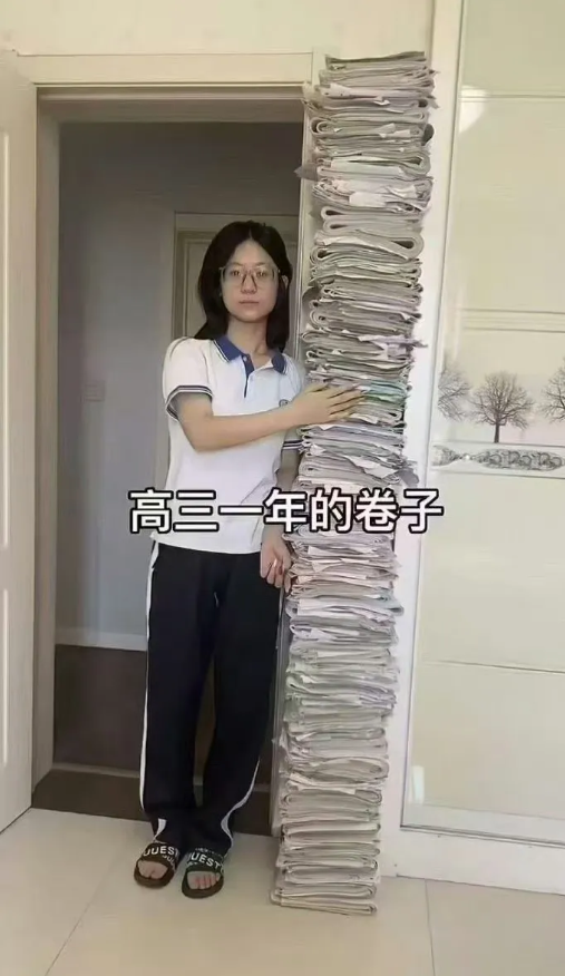 网友评论：孩子眼中都没光了，这叫哪门子教育？这些试卷在以后工作中的价值几乎为零，