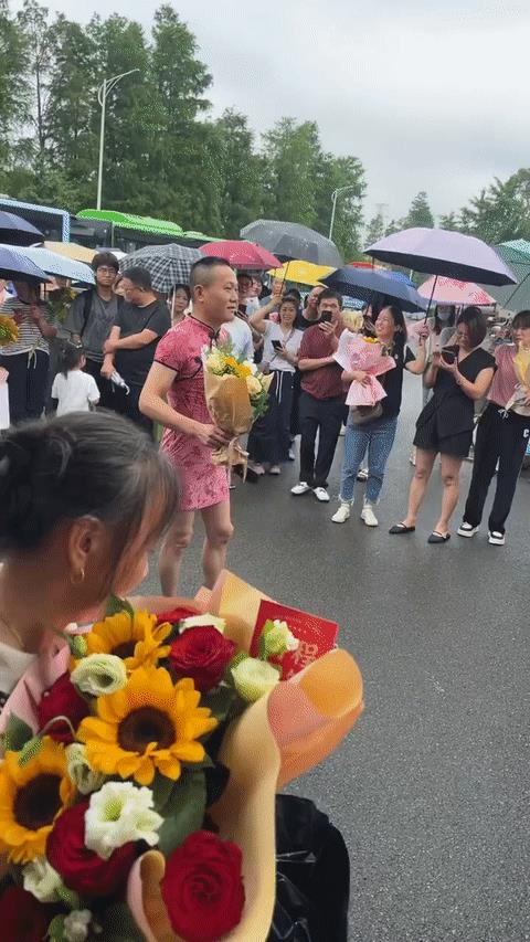 所有穿旗袍的老父亲，到时候孩子高考成绩出来了，能公布一下就好了。