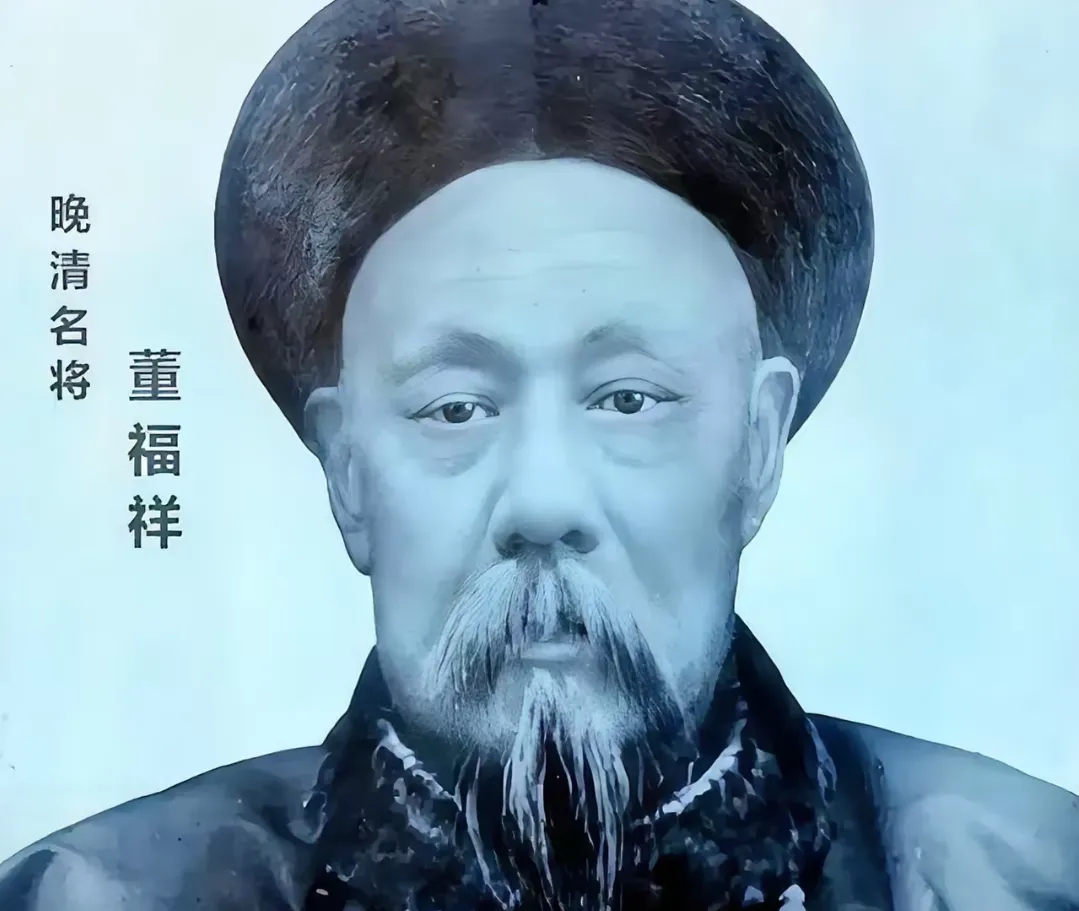 1895年深秋，数千回民跪在西宁城下，绝望地挥舞着白旗乞降。城墙之上，甘肃提督董