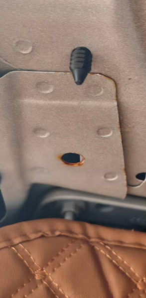 兄弟们哈！别听网上吹cT5的质量什么的怎么个好哦！看我这cT5买了半年后尾箱就生