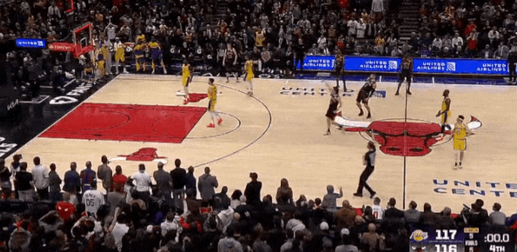 这绝杀真的是厉害啊！可以说是狠狠惩罚了前面詹姆斯的失误，最后时刻领先五分，一个不