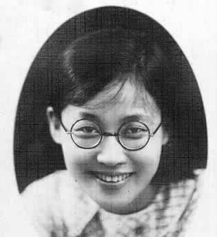 最美女战士陈康荣
陈康荣，1915年出生在一个缅甸的华侨家庭。1930年，她跟着