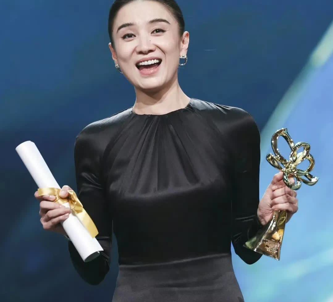 宋佳再次火爆出圈了，
不是因为她二封视后，
也不是因为她的演技再次被看到，而