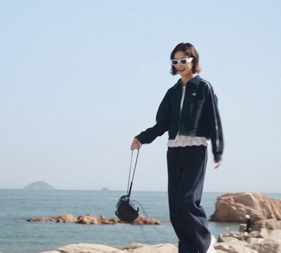 凉风习习，正是运动好时节！
你的秋冬运动装备该焕新啦！
国民女神关晓彤同款，安踏