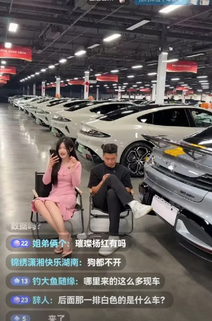 看到下面这张小米su7二手车展厅的图片，你会做什么样的解读？
米粉:正因为小米s