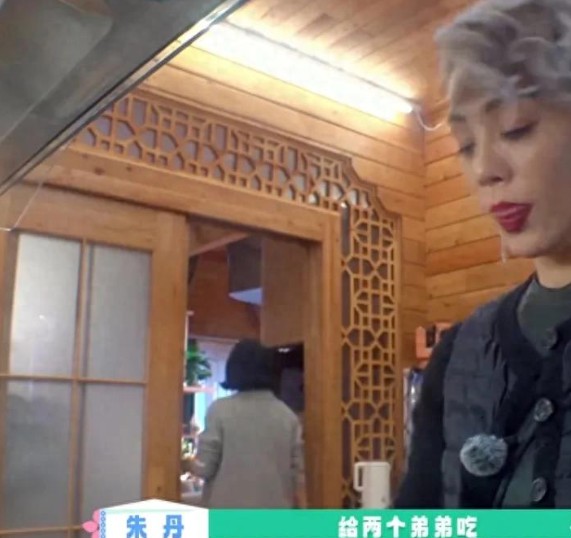 朱丹重男轻女？让弟弟吃鸡腿惹怒网友。 
 
这就是真实的重男轻女的妈，好真实，儿