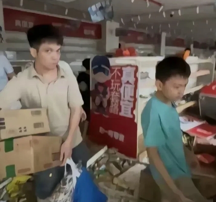 真是痛心啊，这下全国人民都知道了！

广东怀集洪水过后，发生令人痛心的一幕，赵一