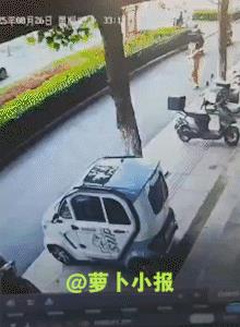 老人好像真的变坏了。
8月29日，网友发布的一段视频引爆网络：有个老太太连续多天