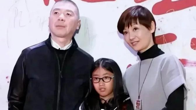 冯小刚夫妇在国外为女儿庆生，19岁徐朵越长越漂亮
