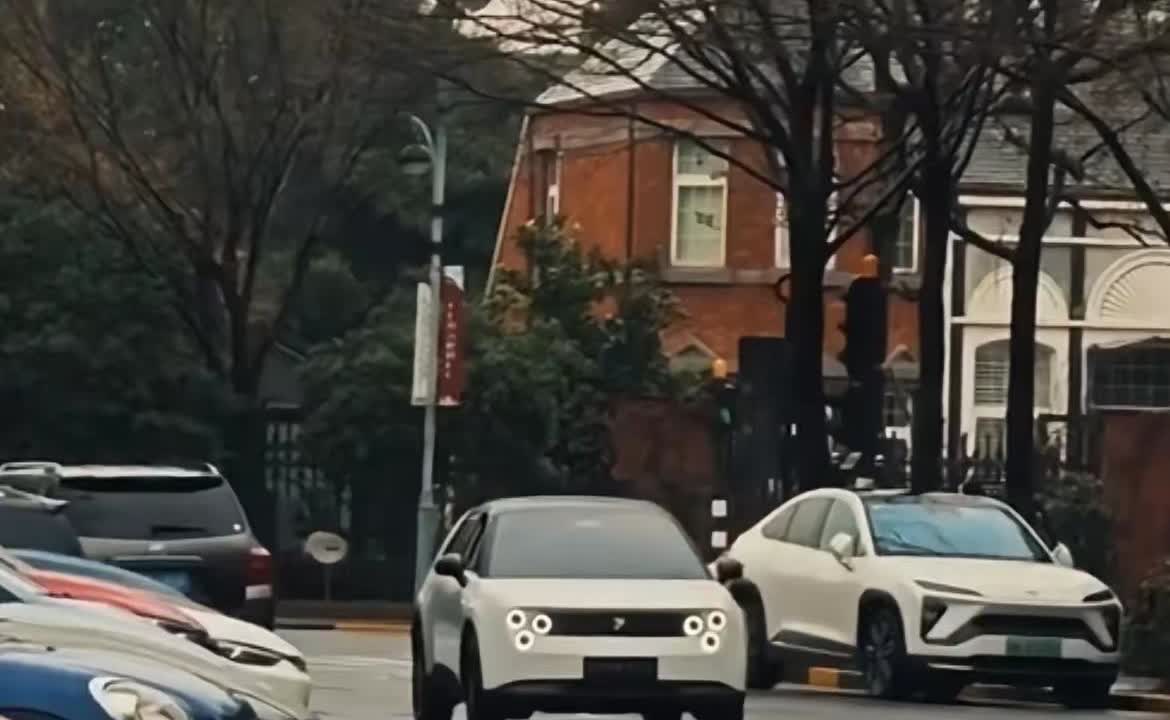 当初刚出来的时候觉得丑，现在怎么感觉挺好看的呢？
有人呼吁，萤火虫9.9万交个