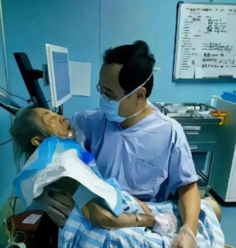 老人急性脑梗就医，出院时家属失联？
可以出院了，说明老人急性脑梗治疗好了，医院方