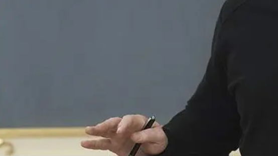 无条件就是有条件。
乌克兰总统泽连斯基4 月1日在基辅与德国外交部长贝尔伯克举行