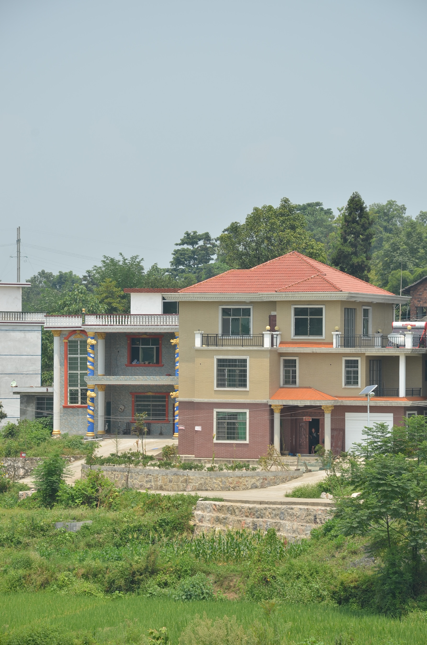 大家发现没有？只要夫妻俩一起上班，月薪工资超过1万，三年内就可以买上房！
在小县