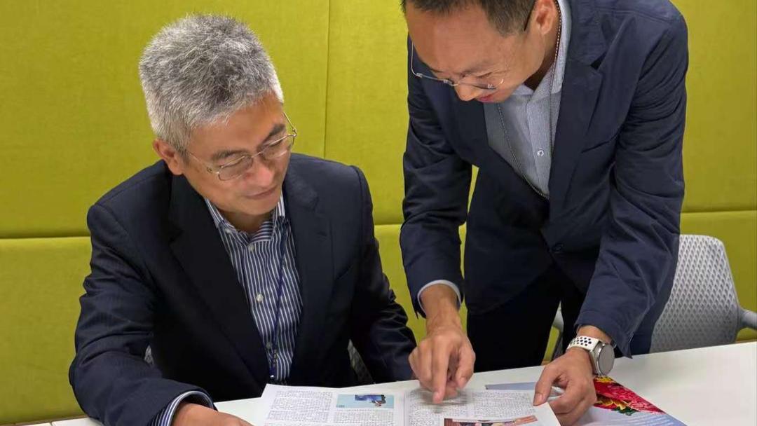 共工新闻社顾问黄光宇向香港文体旅局副局长刘震赠刊