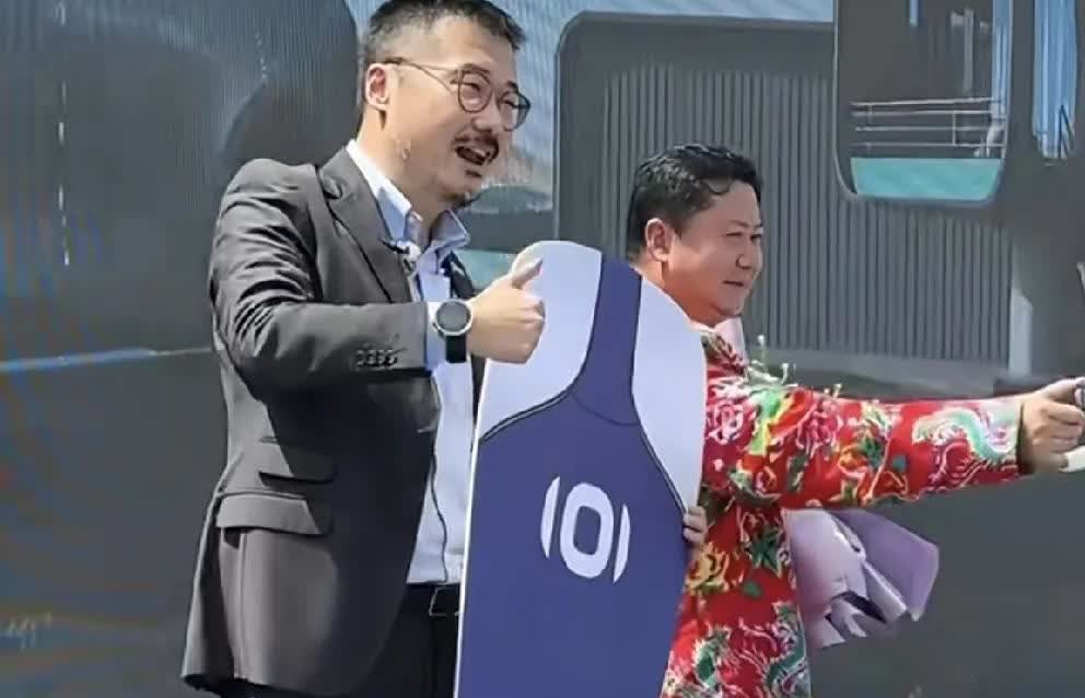 “荣昌卤鹅哥”人生高光时刻，爆火后一路开挂，先是获得10万元的奖励，再是政府给他