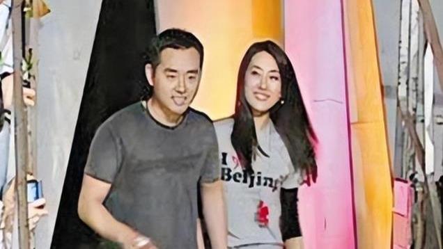 被黑人驮在肩上，和孔令辉同居11年的马苏，现如今依旧孑然一身