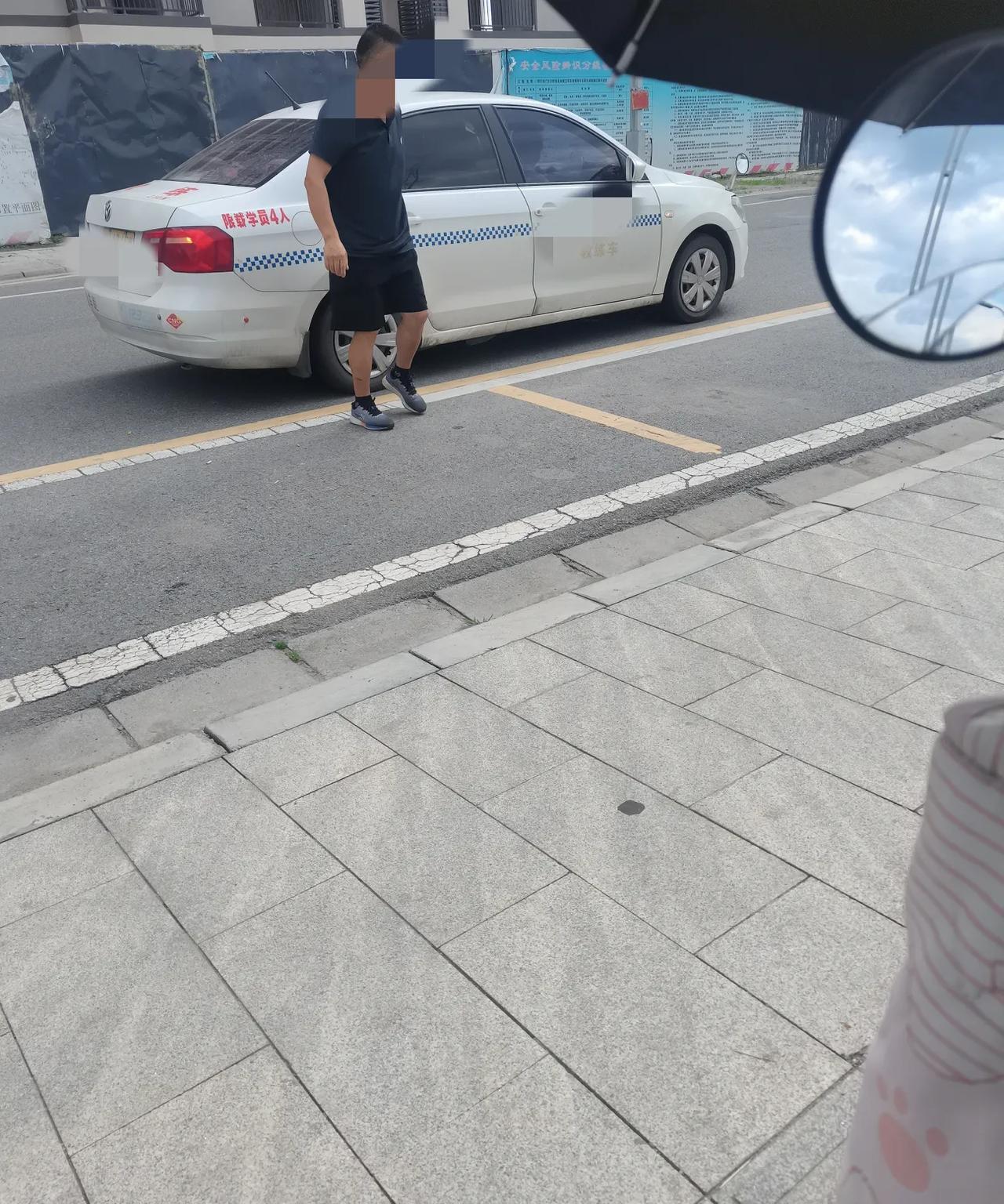 太没素质了！！！
下周一就要考试了，所以今天练习科三的时候就模拟路考，刚过红灯，