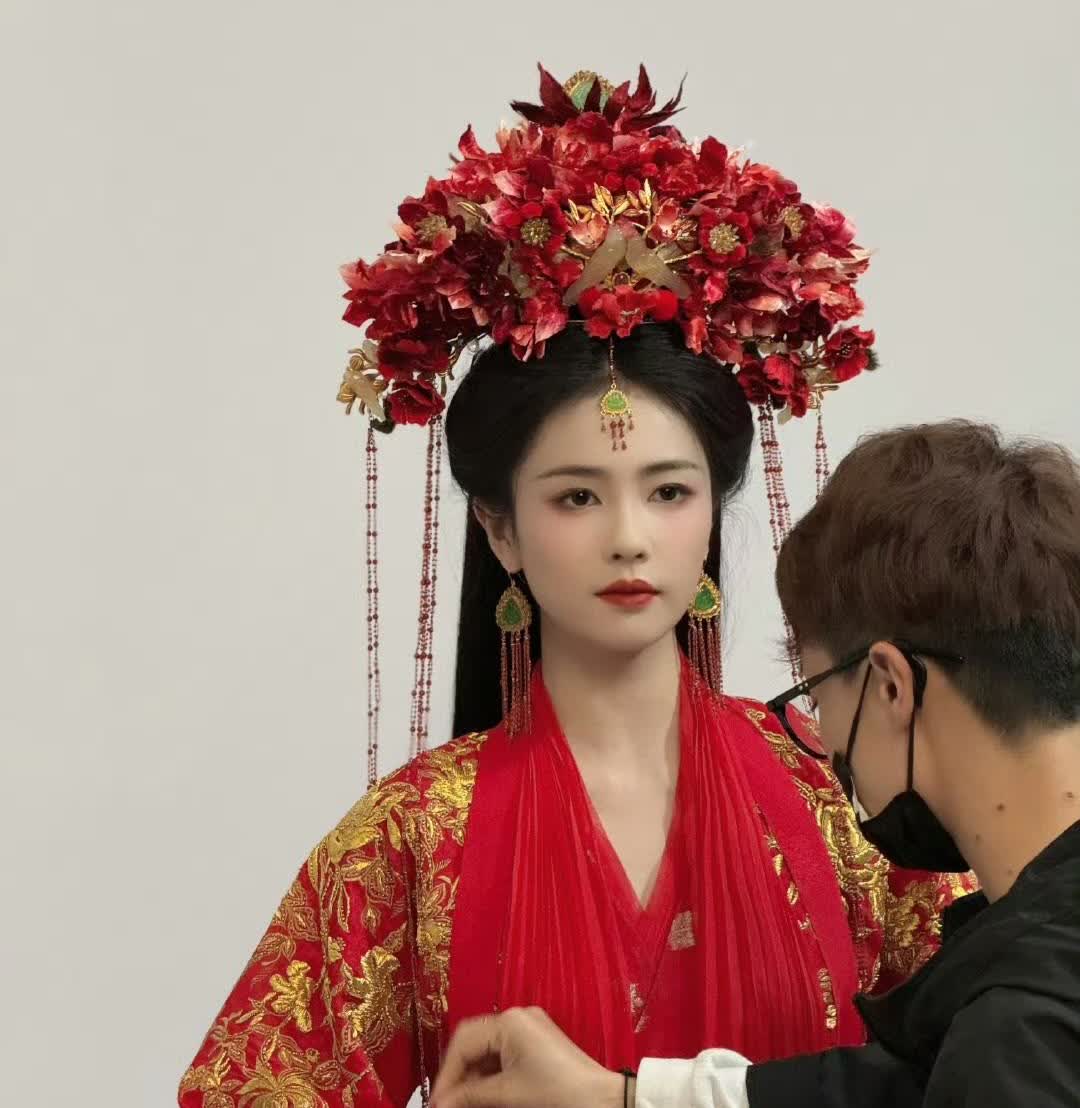 7月23日，白鹿以后拍戏要带的弟弟妹妹又多了6位，许凯常年拍外戏不带新人，吴谨言