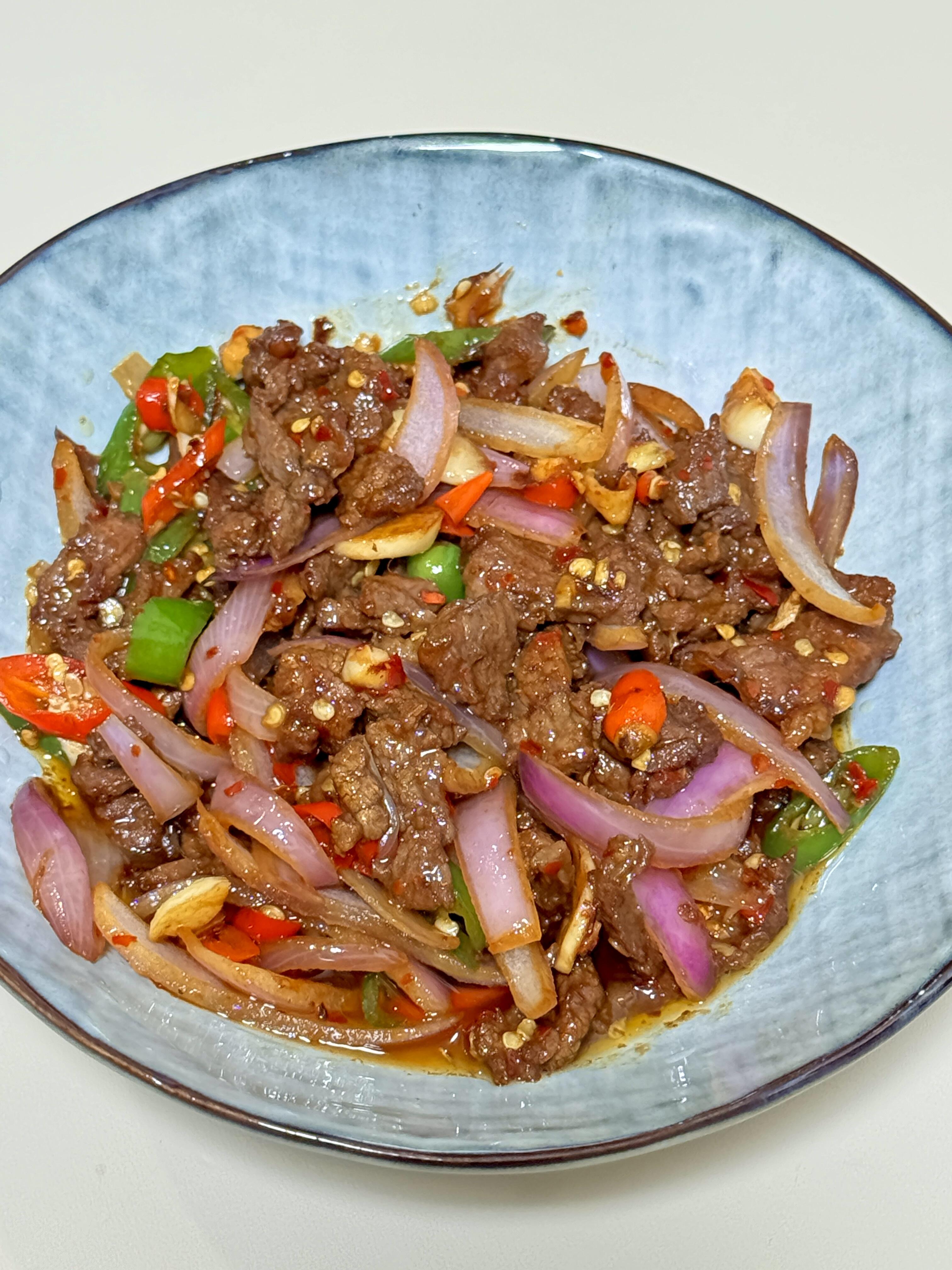 嘎嘎巨无敌下饭的洋葱牛肉
不知道吃啥的时候来上一盘超下饭的洋葱炒牛肉，做法简单又