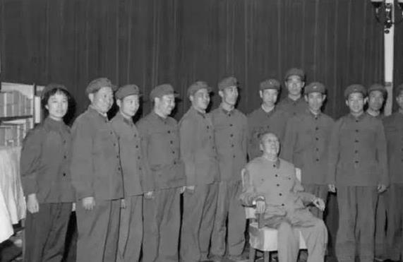 1975年10月8日下午，毛主席与值班室人员合影意义非凡。当时国内发展面临挑战，