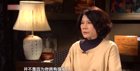 2013年，主持人问董明珠:“你这么有钱，朋友应该很多吧？”董明珠说:“我没有朋