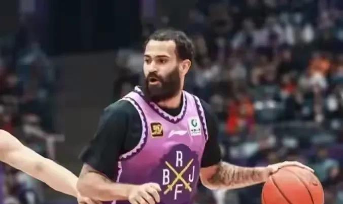 同样打了42场，古德温与里勒总数据对比；
古德温打了42场，拿到1077分251