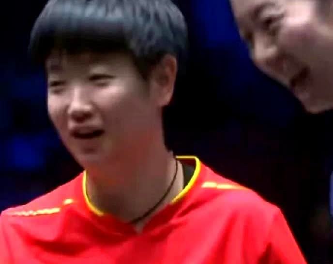 孙颖莎赢球后拉着袁嘉楠一起咧嘴笑，这画面比比分更值钱。
输球的人没黑脸，赢球的