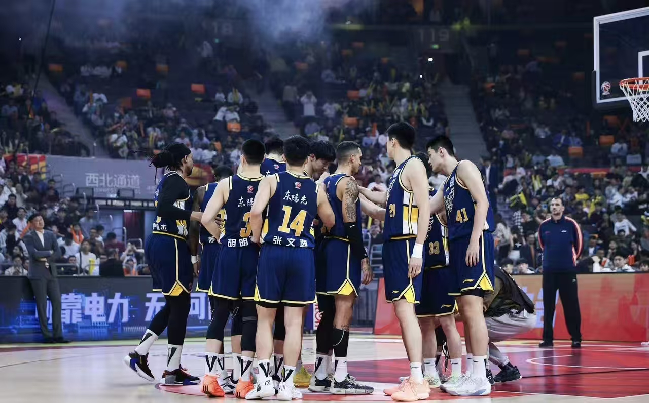 广东目前困境，人员变动太大，球员默契有待磨合，防守体系需重组