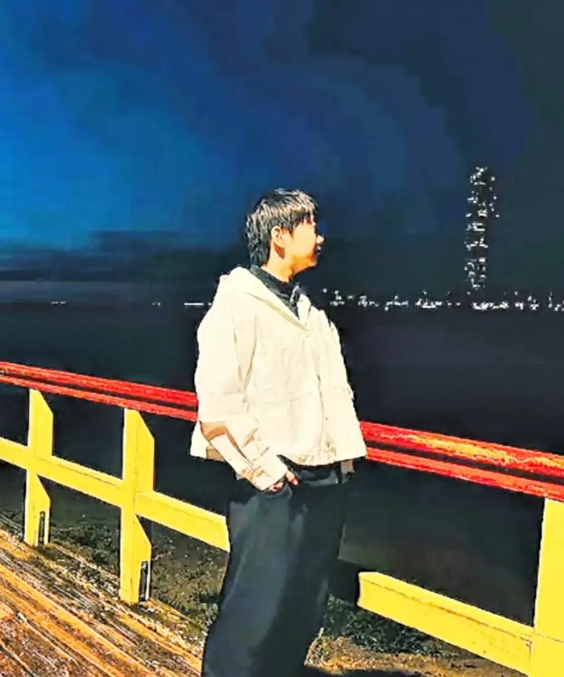 天啦！
我都没话说了，
莎莎美得不要不要的
白色上衣，黑色裤子
搭配得好到位
赏
