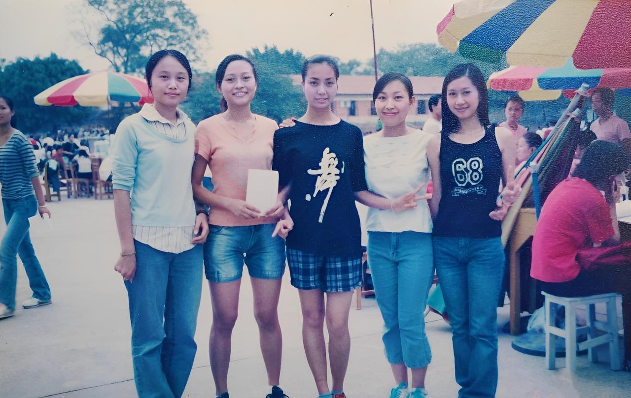 2004年，在艺校读书时，陪着学妹游玩时留下的照片，可惜没能在一起合个影。