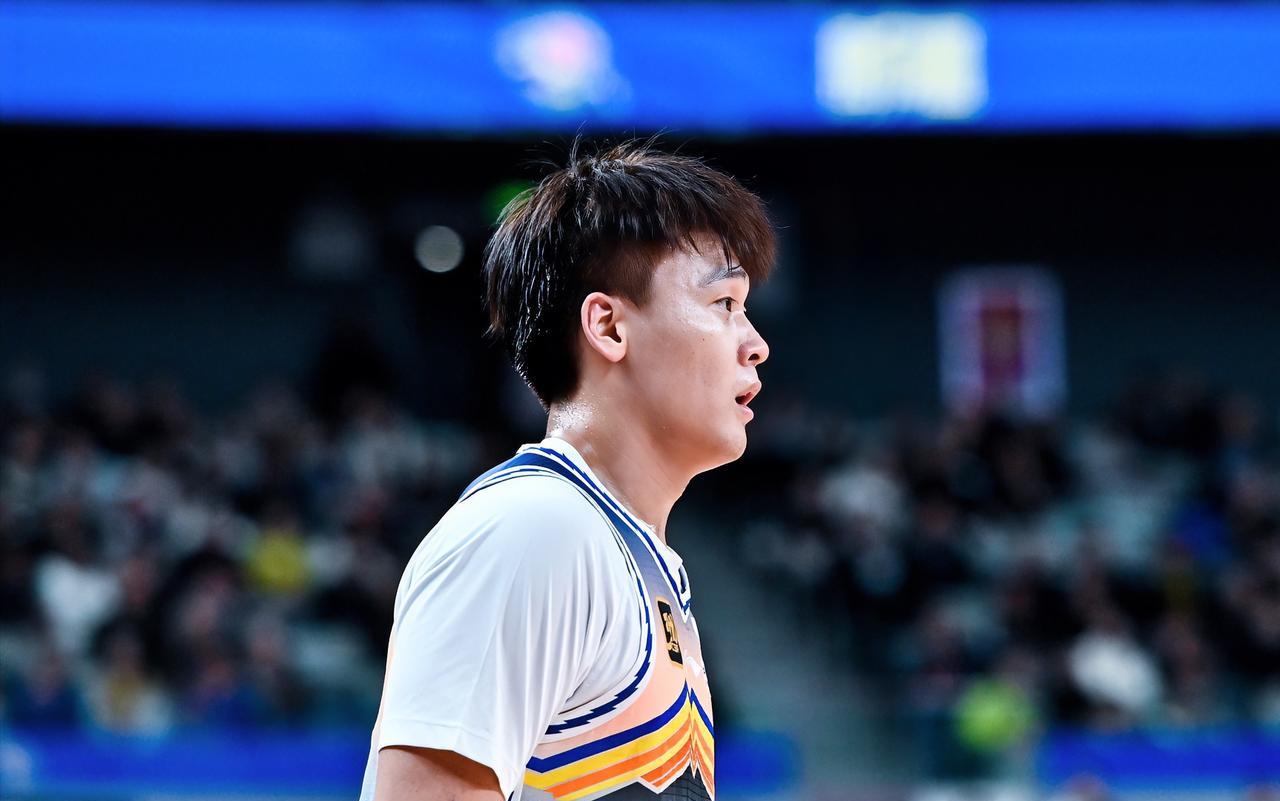 陈盈骏：睿哥，你要来北京首钢啦？？？
赵睿：咋啦？你是怕我来替你的吗？？？
陈盈