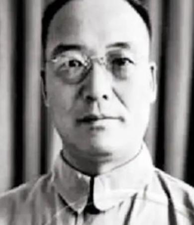1930年，蒋介石乘专列前往前线视察，被西北军大队骑兵包围，危急时刻，一个团长率