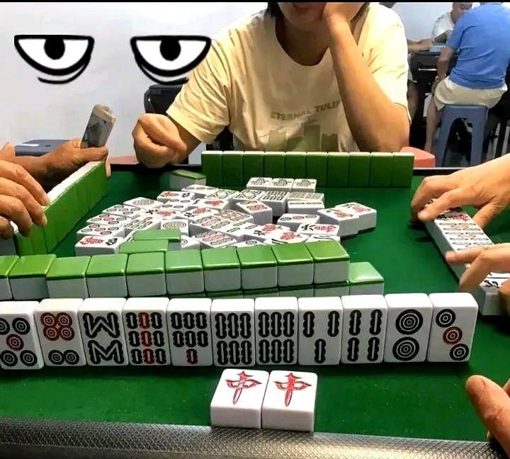 打麻将本来是为了放松解闷，可有时候玩着玩着就变味了。
有次朋友组局，对面坐着的老