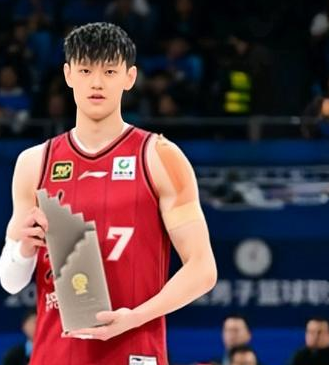 篮网即将和曾凡博签下合同。据篮网媒体NetsDaily透露，篮网即将和曾凡博签下