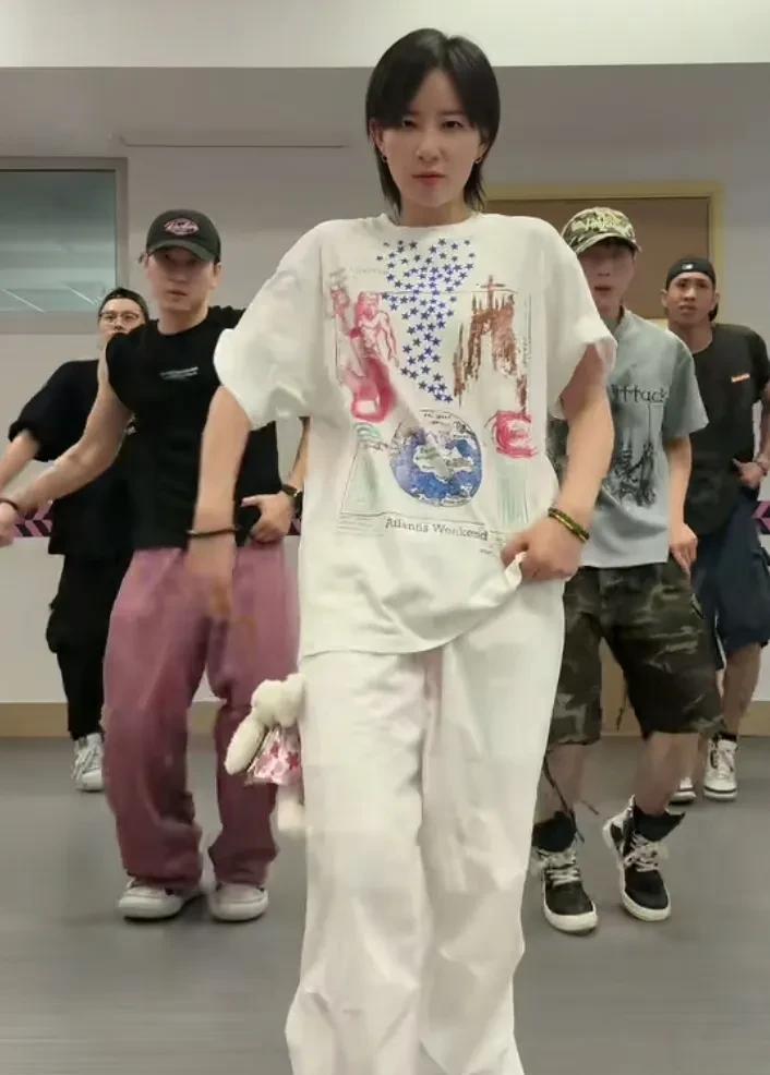 感觉她和李宇春有点像——
头发很清爽时，人也变得清爽。头发很油腻时，人也变得油腻