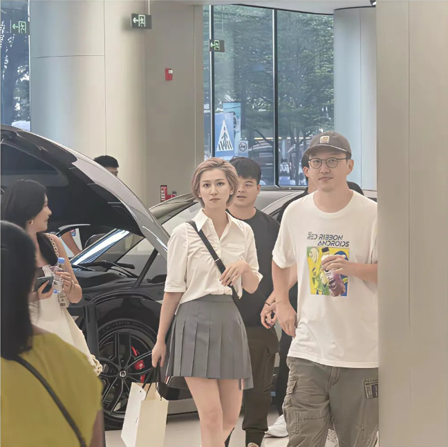 OPPO原产品经理莫妮卡还是一个时尚达人，青春靓丽。

莫妮卡在发布会上用高跟鞋