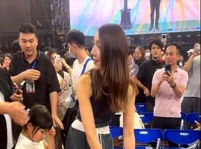 王祖蓝佛山开演唱会，40一张票也没几个人看，台下摆的椅子廉价又不舒服。

不