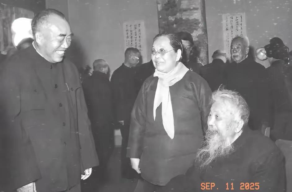 珍贵的老照片分享。
新中国成立以后，朱德和他在云南陆军讲武堂学习时的老师李根源（